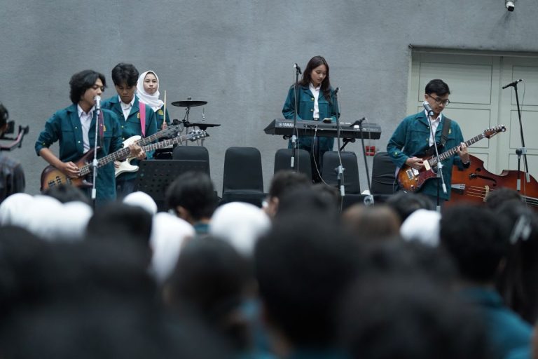 Bersahabat Sejak SMA, Masuk ITB, 6 Mahasiswa Baru Meriahkan PMB 2025 Lewat Alunan Musiknya