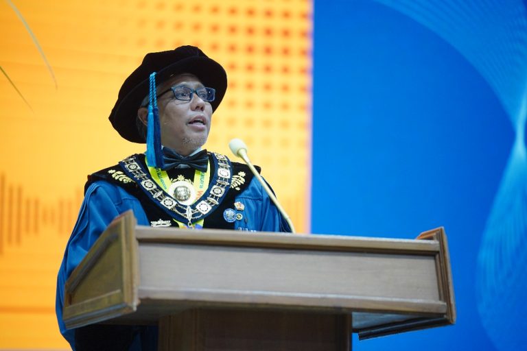 Rektor ITB Ajak Wisudawan Temukan Dharma Kehidupan Melalui Ilmu dan Pengabdian pada Wisuda Oktober 2025