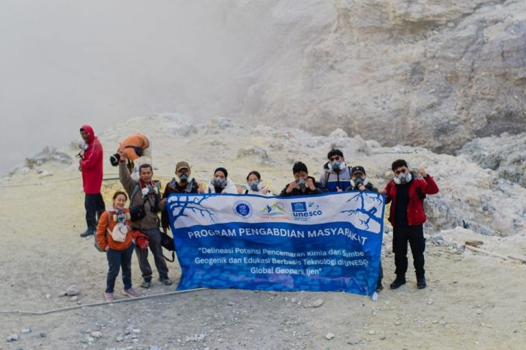Tim Lintas Disiplin ITB Petakan Potensi Pencemaran Air di Kawasan Ijen dan Gelar Edukasi Berbasis Teknologi untuk Masyarakat
