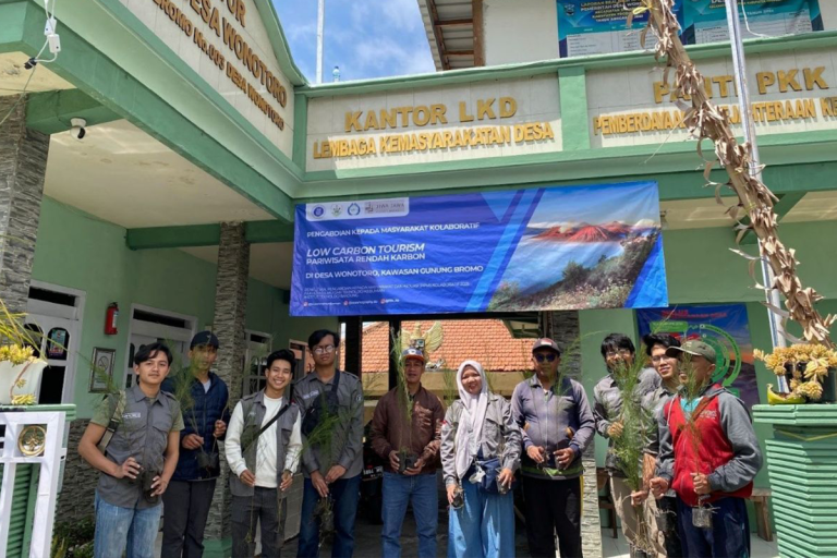 Tim Pengmas ITB Kembangkan Konsep Wisata Rendah Karbon di Kawasan Gunung Bromo