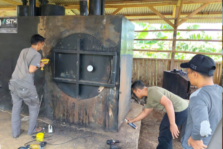 SITH ITB Dampingi BUMDes Cibugel Olah Bambu Haur Menjadi Arang dan Cuka Bernilai Ekonomi