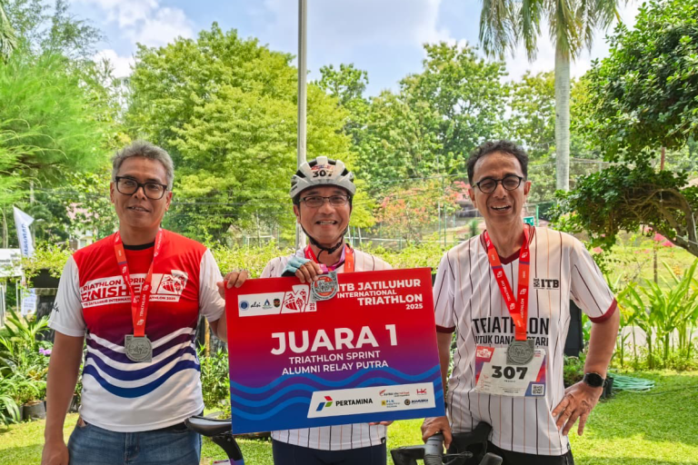 Tim Dosen ITB Sabet 3 Podium di ITB Jatiluhur International Triathlon 2025
