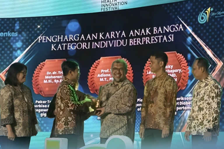 Dorong Kemandirian Alat Kesehatan Nasional, Prof. Trio Adiono Raih Penghargaan HAIFEST 2025