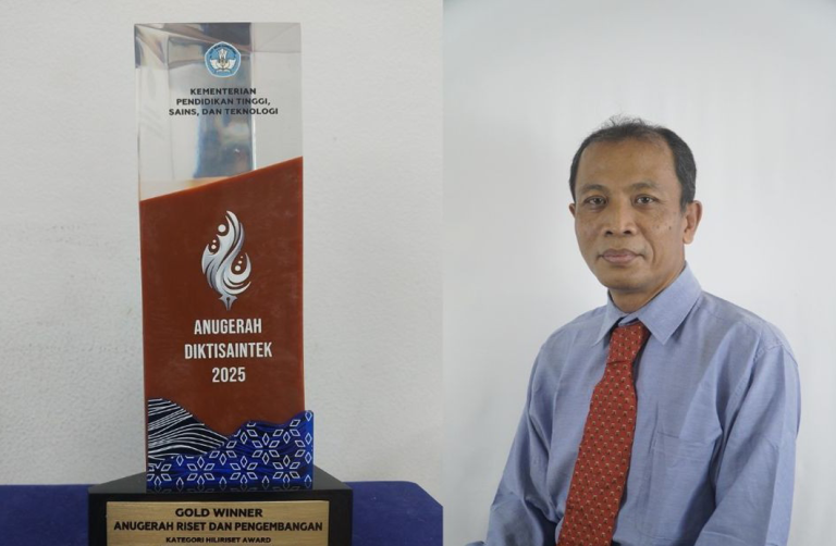 Dosen ITB Dr. I Dewa Gede Arsa Putrawan Raih Gold Winner Anugerah Diktisaintek 2025 Melalui Inovasi Hilirisasi Riset Kimia Berkelanjutan