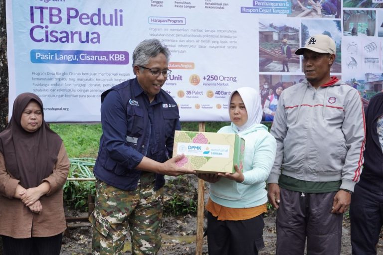 Rektor ITB Serahkan Hunian Sementara untuk Korban Longsor Cisarua