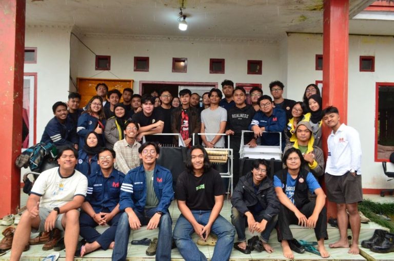 HMM ITB dan HIMAREKTA “Agrapana” Hadirkan Inovasi Perontok Padi dan Pertanian Berkelanjutan di Cianjur Selatan