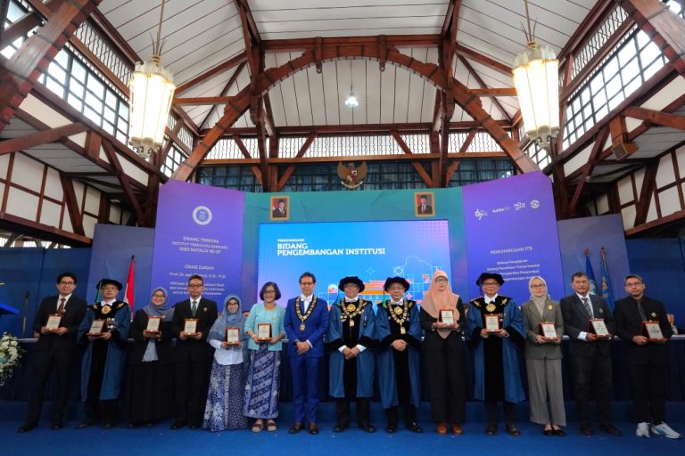 ITB Anugerahkan Penghargaan kepada Puluhan Dosen Berprestasi pada Sidang Terbuka Dies Natalis ke-67