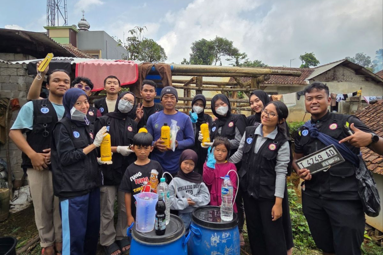 Mahasiswa ITB Edukasi Warga Subang Olah Limbah Jadi Pupuk Organik untuk Pertanian Berkelanjutan