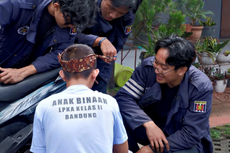 Semai Harapan di Balik Jeruji: Mahasiswa ITB Berbagi Ilmu Keteknikan dan Robotika untuk Masa Depan Anak Binaan LPKA Bandung