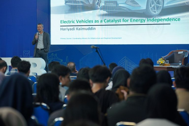 Haryadi Kaimuddin, Alumni ITB dan CEO BYD Haka Auto Indonesia Sampaikan Peran EV untuk Kemandirian Energi di Studium Generale