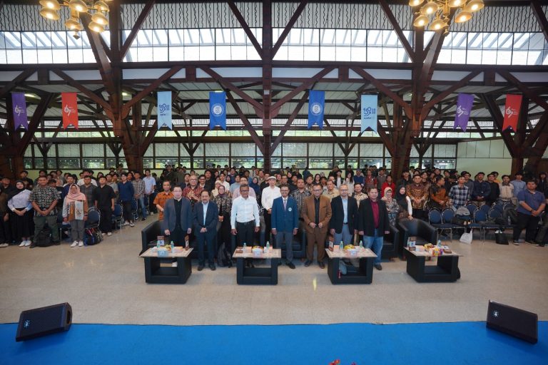Seminar STEI ITB: Kolaborasi FTTH, FWA, dan Mobile Broadband Kunci Akses Digital Merata