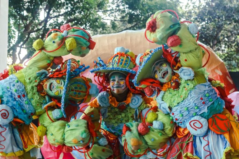 Meriah dan Penuh Warna, Pasar Ria “Gala Gula” Jadi Panggung Kreativitas Mahasiswa TPB FSRD ITB 2025