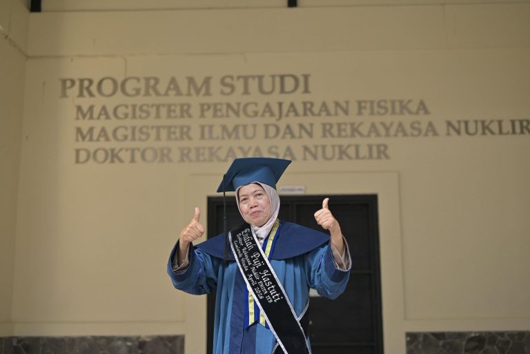 Wisudawan S3 Tertua ITB, Endiah Puji Hastuti Raih Gelar Doktor dari Prodi Rekayasa Nuklir di Usia 62 Tahun