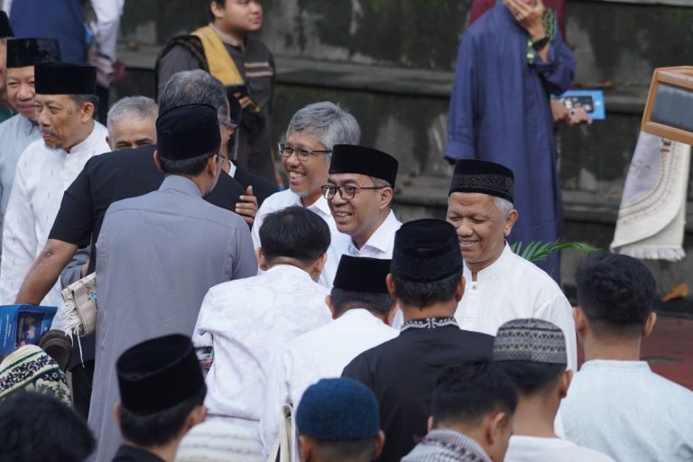 Mendiktisaintek Prof. Brian Yuliarto Jadi Khatib dan Imam Salat Iduladha di ITB Kampus Ganesha