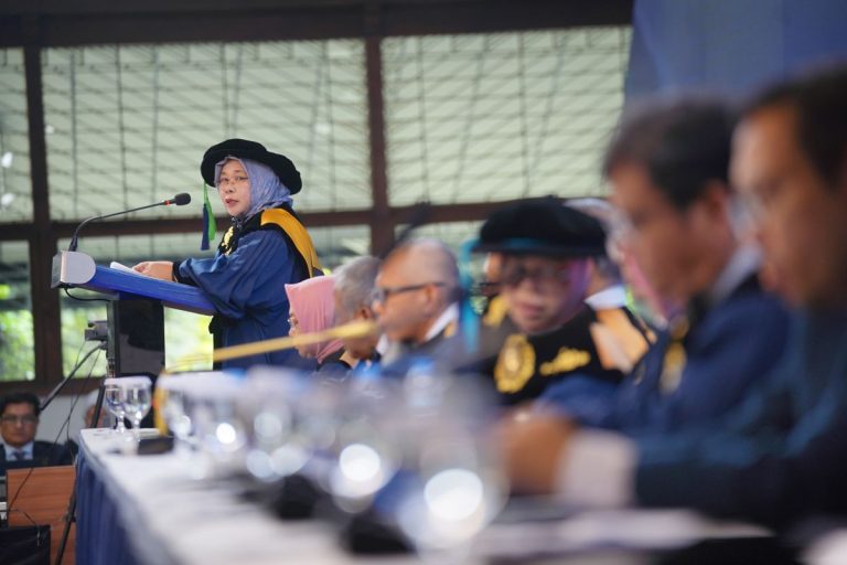 Orasi Ilmiah Prof. Dr. Iriawati Bahas Eksplorasi Komprehensi Biosains Tumbuhan: Struktur, Permuliaan, dan Inovasi Terapi Nanomedis