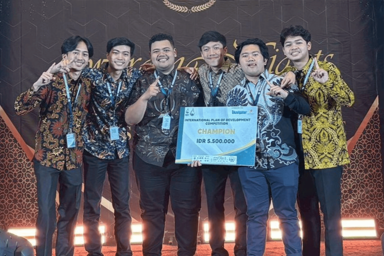 Tim PATRON Teknik Perminyakan ITB Raih Juara 1 International Plan of Development Competition OGIP 2026