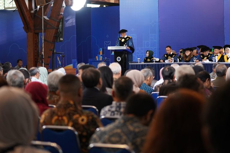 Orasi Ilmiah Prof. Tutun Juhana Bahas Orkestrasi Senyap di Balik Peradaban Digital
