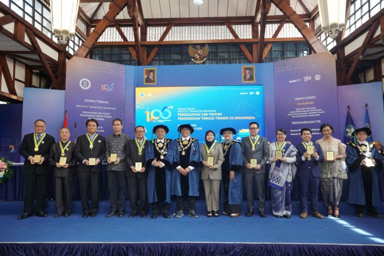 ITB Anugerahkan 20 Penghargaan pada Peringatan 106 Tahun Pendidikan Tinggi Teknik di Indonesia