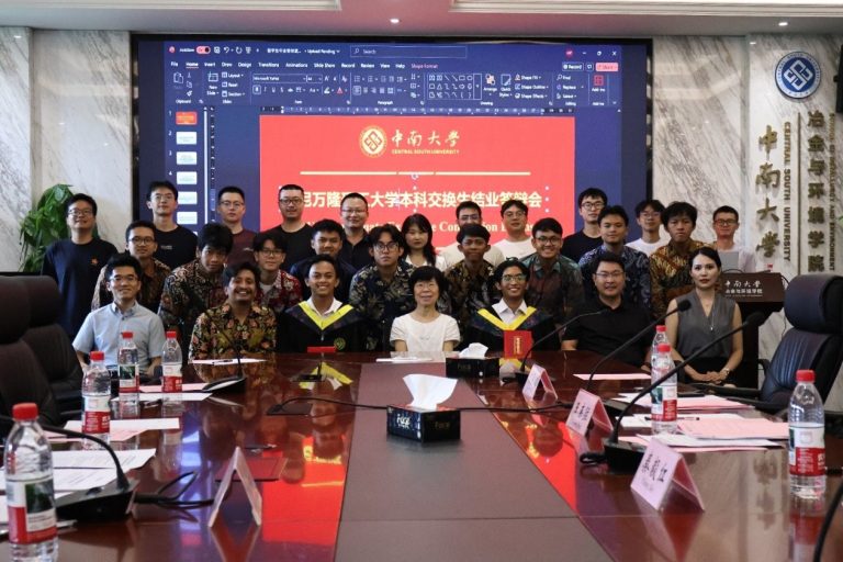 Dua Mahasiswa ITB Selesaikan Program Pertukaran dan Berhasil Sidang di Hadapan 5 Profesor Central South University, Kampus Metalurgi Terbaik China
